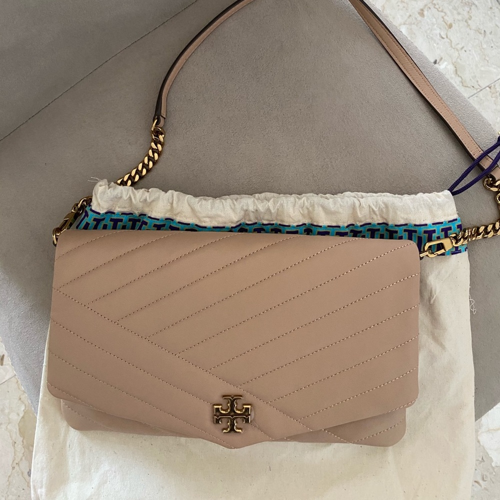 TORY BURCH Kira Chevron Clutch - Devon Sand